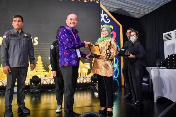 Kepala Biro Humas dan Sistem Informasi Setjen MPR RI Anies Mayangsari Muninggar (kanan) menerima cinderamata dalam penutupan Pameran Kampung Hukum 2025 yang digelar oleh Mahkamah Agung (MA) RI (Foto: Humas MPR) 