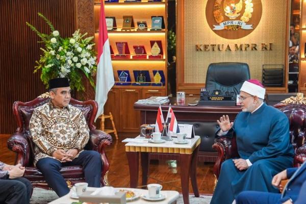 Ketua MPR RI Ahmad Muzani menerima kunjungan Rektor Universitas Al Azhar Kairo, Mesir, Prof Dr Salamah Daud di kantor MPR RI, Senayan, Jakarta, Rabu (Foto: Humas MPR) 