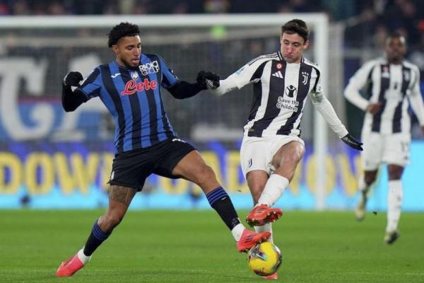 Ederson dan Atalanta dan Andrea Cambiasso dari Juventus berebut bola. (Foto: LaPresse via AP) 