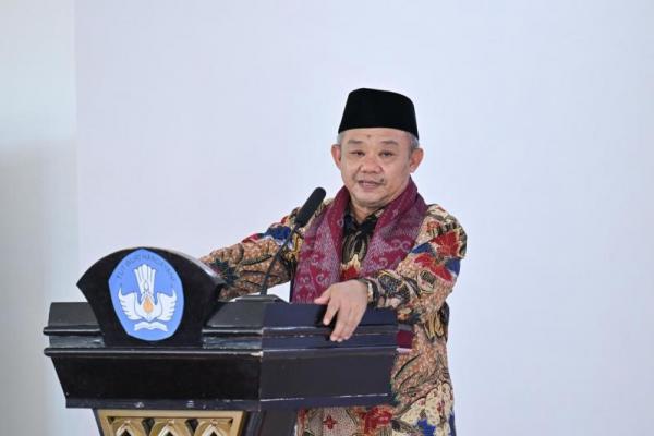 Mendikdasmen, Abdul Mu’ti memberi sambutaan saat secara resmi membuka rangkaian peringatan Hari Bahasa Ibu Internasional (HBII) 2025 dalam kunjungan kerjanya ke Maluku Utara, Kamis (Foto: Ist) 