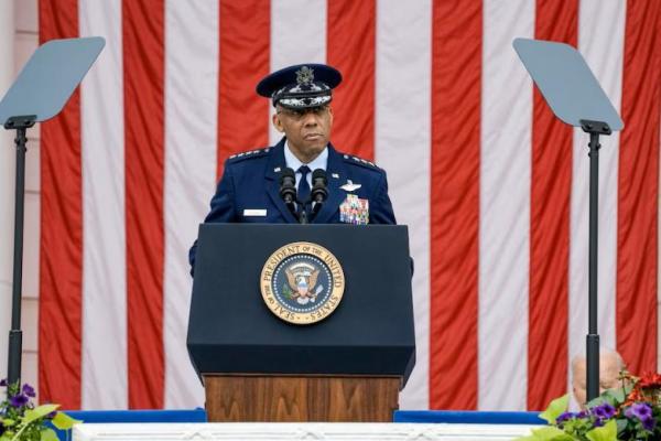 Ketua Kepala Staf Gabungan AS Jenderal Charles Q. Brown berpidato selama Hari Peringatan tahunan di Pemakaman Nasional Arlington di Arlington, Virginia, AS, 27 Mei 2024. REUTERS 