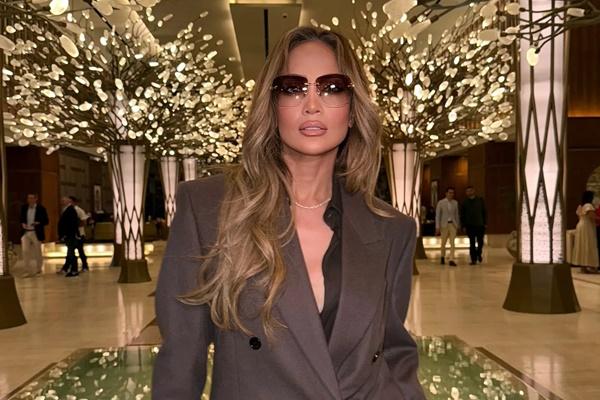 Jennifer Lopez Menahan Tangis Usai Dinyatakan Lajang Secara Hukum dari Ben Affleck. (FOTO: INSTAGRAM) 