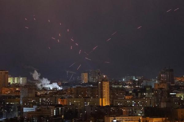 Pelacak terlihat di langit malam saat prajurit Ukraina menembaki pesawat nirawak Rusia di Kyiv, Ukraina 21 Februari 2025. REUTERS 