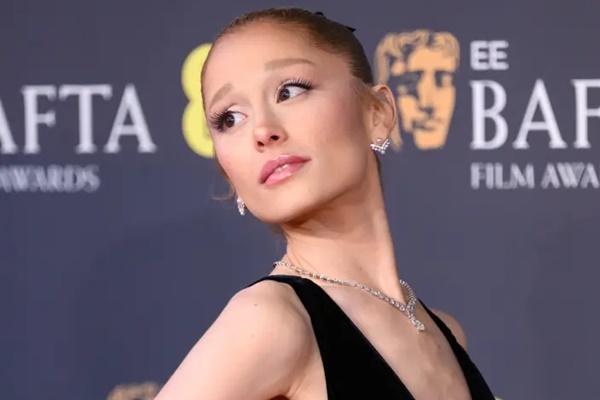 Terlihat Sangat Kurus, Ariana Grande Disebut Tertekan dengan Kesuksesannya dalam Setahun Terakhir. (FOTO: WIREIMAGE) 