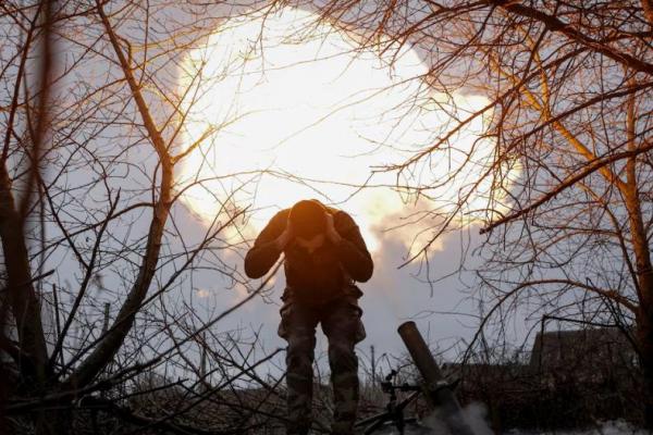 Seorang prajurit dari Brigade Infanteri Bermotor ke-57 Angkatan Bersenjata Ukraina setelah tembakkan mortir dekat kota Vovchansk di wilayah Kharkiv, Ukraina, 16 Januari 2025. REUTERS 