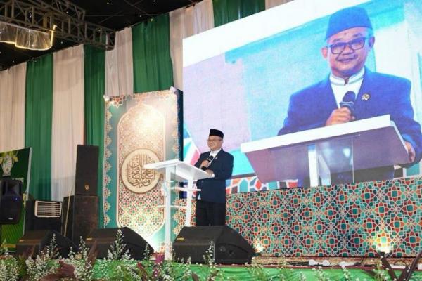 Menteri Pendidikan Dasar dan Menengah (Mendikdasmen), Abdul Mu`ti saat mengunjungi dan memberikan pesan motivasi dalam acara Haflah dan Tasyakur Pondok Pesantren Khas Kempek, Cirebon, Jawa Barat (Foto: Ist/Humas Kemendikdasmen) 