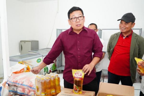 Kepala Badan Pangan Nasional/National Food Agency (NFA)  Arief Prasetyo Adi saat meninjau kesiapan pelaksanaan Operasi Pasar Pangan Murah bersama Sekretaris Kementerian Koordinator Bidang Pangan Kasan di Kantor Cabang Utama PT Pos Indonesia Jakarta Flora, di bilangan Fatmawati, Jakarta Selatan, Minggu (23/2/2025)..(Foto:NFA) 