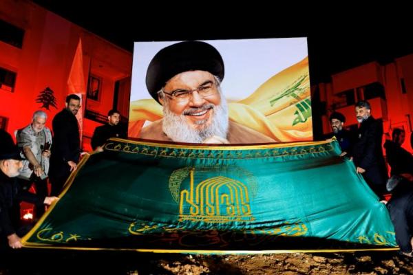 Orang-orang berkumpul di lokasi yang rusak akibat serangan udara Israel yang menewaskan pemimpin Hizbullah Lebanon Sayyed Hassan Nasrallah di pinggiran selatan Beirut, Lebanon 30 November 2024. REUTERS 