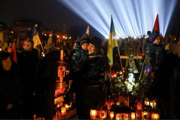 Orang-orang mengunjungi makam kerabat yang tewas selama serangan Rusia. Lviv, 23 Februari 2025. REUTERS 