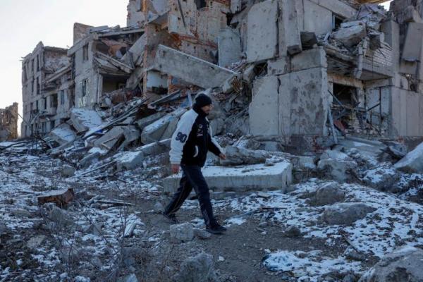 Warga Yevgeniy Bystrov, 38, berjalan di dekat bekas rumahnya yang hancur di Pisky, wilayah Ukraina yang dikuasai Rusia, 11 Februari 2025. REUTERS 