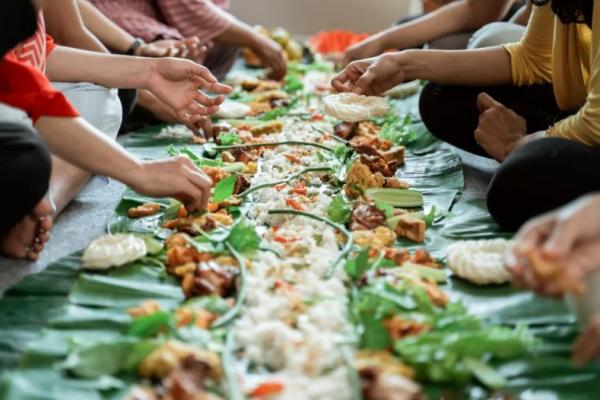 Ilustrasi - Tradisi sambut bulan Ramadan di Bali, Megibung (Foto: Kemenparekraf) 