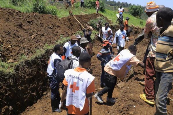 Anggota Komite Internasional Palang Merah menggali kuburan umum di pemakaman Musigoko di Bukavu, Republik Demokratik Kongo bagian timur 19 Februari 2025. REUTERS 