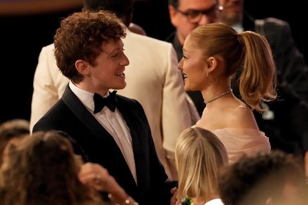 Ethan Slater dan Ariana Grande di acara SAG Awards 2025, Minggu (23/2/2025). (FOTO: GETTY IMAGE) 