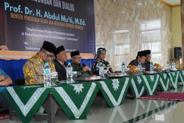 Mendikdasmen, Abdul Mu’ti melakukan kunjungan kerja bersama anggota Komisi X DPR RI, Ferdiansyah, ke sejumlah sekolah yang berada di pondok pesantren di Kota Tasikmalaya, Jawa Barat (Foto: Ist/Humas Kemendikdasmen) 