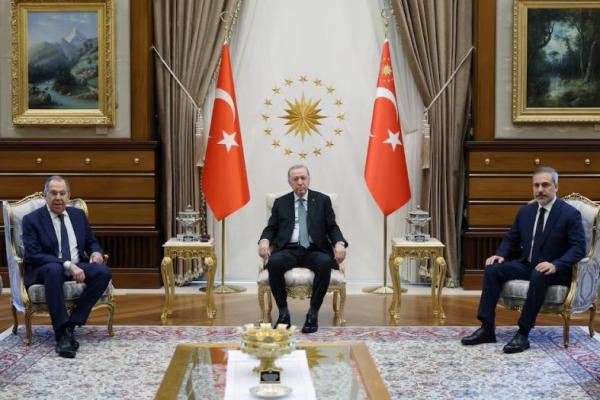 Presiden Turki Tayyip Erdogan bertemu dengan Menlu Rusia Sergei Lavrov dan disertai Menlu Turki Hakan Fidan di Istana Kepresidenan di Ankara, Turki, 24 Februari 2025. Handout via REUTERS 