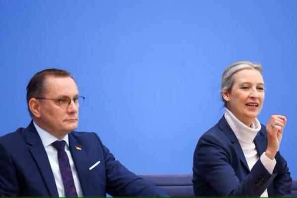 Pemimpin bersama partai sayap kanan Alternatif untuk Jerman Alice Weidel dan Tino Chrupalla saat konferensi pers di Berlin, Jerman, 24 Februari 2025. REUTERS 