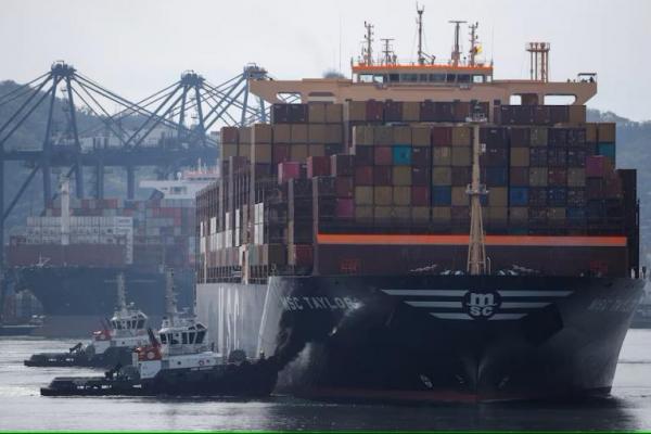 Sebuah kapal kargo dibantu oleh kapal tunda saat tiba di pelabuhan Manzanillo, di Manzanillo, Meksiko, 14 Desember 2023. REUTERS 