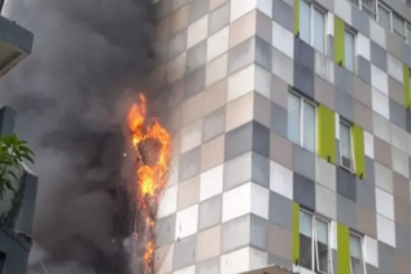 Hotel 101 Urban, Glodok, Jakarta, terbakar, Selasa (25/2/2025). 