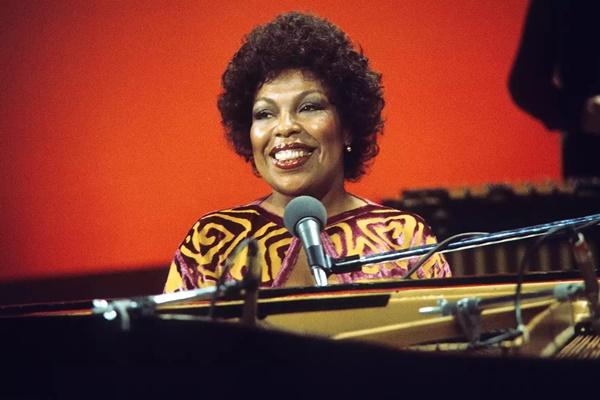 Roberta Flack di Saturday Night Live pada bulan Oktober 1975. (FOTO: GETTY IMAGE) 