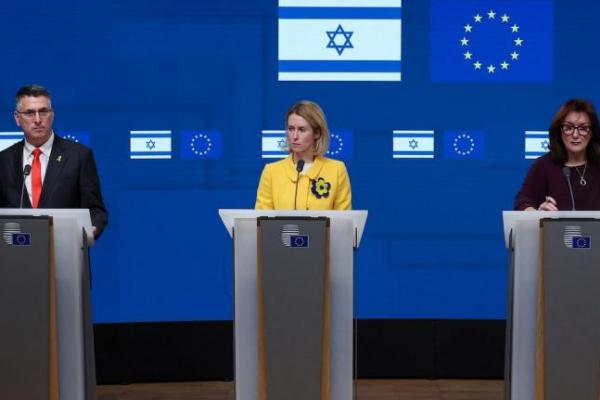 Menlu Israel Gideon Saar, Wakil Presiden Komisi Eropa Kaja Kallas, dan komisaris UE untuk Mediterania Dubravka Suica saat mengadakan konferensi pers di Brussels, Belgia, 24 Februari 2025. REUTERS 