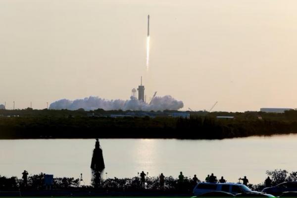 Roket SpaceX Falcon 9 lepas landas membawa 53 satelit internet Starlink, dari Kennedy Space Center di Cape Canaveral, Florida, AS 18 Mei 2022. REUTERS 