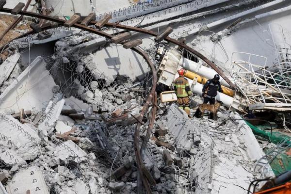 Petugas bekerja dalam operasi penyelamatan di lokasi konstruksi jalan raya yang runtuh di Cheonan, Korea Selatan, 25 Februari 2025. REUTERS 