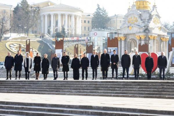 Presiden Ukraina Volodymyr Zelenskiy bersama istrinya Olena, beserta pejabat Uni Eropa, PM Kanada, dan pemimpin negara-negara Eropa, berfoto di Independence Square, Kyiv, Ukraina, 24 Februari 2025. Handout via REUTERS 