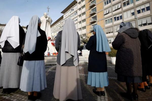 Para biarawati berdoa di luar Rumah Sakit Gemelli tempat Paus Fransiskus dirawat, di Roma, Italia, 23 Februari 2025. REUTERS 