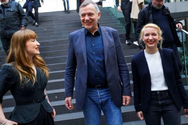 Pemimpin partai sayap kiri Jerman The Left Heidi Reichinnek, Jan van Aken, dan Ines Schwerdtner usai konferensi pers di Berlin, Jerman, 24 Februari 2025. REUTERS 