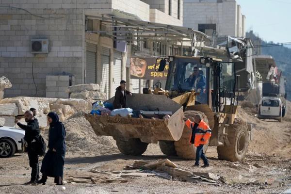 Warga kamp Nur Shams di Tepi Barat yang diduduki diperintahkan untuk mengungsi dari rumah mereka saat militer Israel melanjutkan serangannya, 26 Februari 2025. (FOTO: AP) 