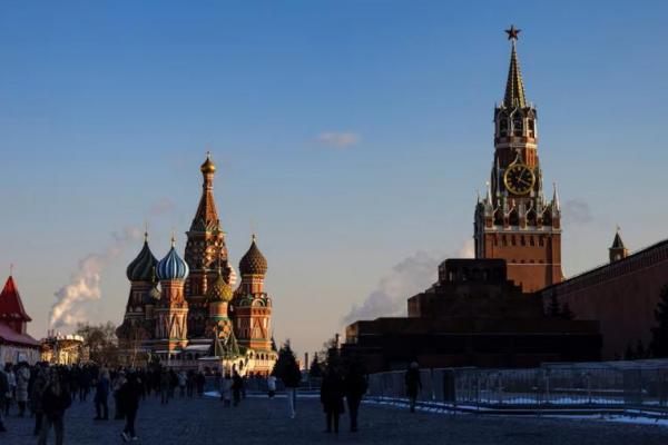 Orang-orang berjalan di Lapangan Merah pada hari yang cerah di Moskow, Rusia, 23 Februari 2025. REUTERS 