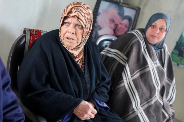 Najat El Agha, ibu dari tahanan Palestina Diaa El Agha, terlihat di Khan Younis, Jalur Gaza selatan, 24 Februari 2025. REUTERS 