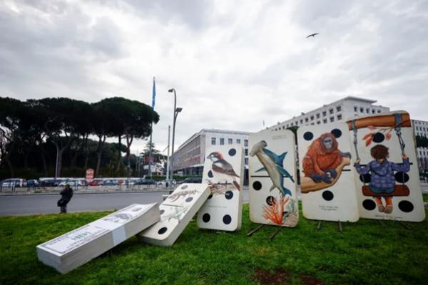 Instalasi ini ditempatkan di depan markas besar FAO di Perserikatan Bangsa-Bangsa sebagai bagian dari protes Greenpeace selama Konferensi Keanekaragaman Hayati PBB di Roma, Italia. (FOTO: REUTERS) 