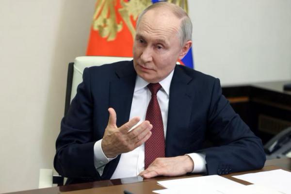 Presiden Rusia Vladimir Putin berbicara dengan koresponden TV pemerintah Kremlin di kediamannya di luar Moskow, Rusia, 24 Februari 2025. Sputnik via REUTERS 