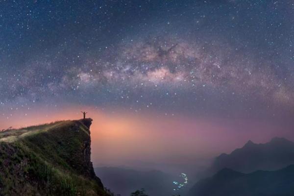 Bima Sakti di atas pegunungan Chiang Rai, Thailand, Phuchifha. (FOTO: GETTY IMAGE) 