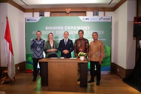 Wakil Ketua MPR RI Fraksi PAN Eddy Soeparno (tengah) alam acara Signing Ceremony Advisory Engagement Letter antara International Finance Corporation (IFC) dan PT Pertamina Hulu Energi (PHE) untuk penguatan kapasitas dan pengembangan model bisnis penyimpanan karbon (carbon storage) di Indonesia (Foto: Humas MPR) 