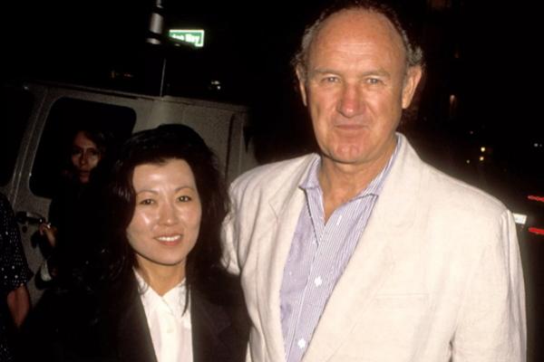 Gene Hackman dan Betsy Arakawa selama Pameran Seni Selebriti PCC pada tanggal 11 September 1991. (FOTO: GETTY IMAGE) 