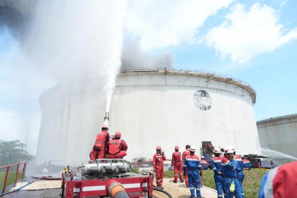 Tim Pemadam di Kilang Cilacap gerak cepat tangani flash yang terjadi di salah satu tangki dari sisa sludge saat pelaksanaan kegiatan pembersihan tangki (Foto: Ist) 