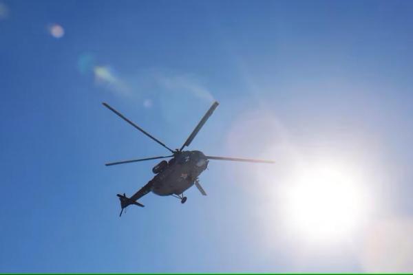 Helikopter militer Mi-8 Rusia terbang di langit Wilayah Donetsk, bagian Ukraina yang dikuasai Rusia, 21 Februari 2025. REUTERS 