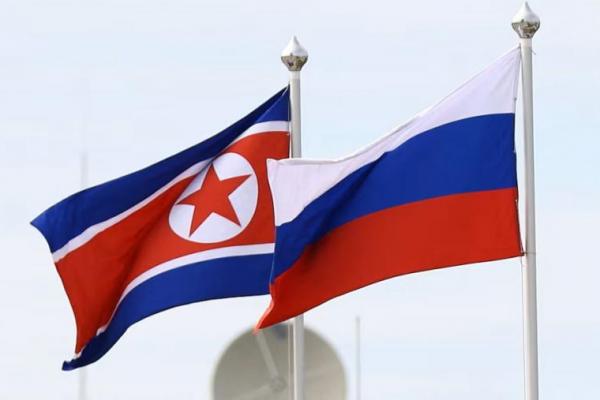 Bendera Rusia dan Korea Utara berkibar di Kosmodrom Vostochny, di wilayah Amur timur jauh, Rusia, 13 September 2023. Sputnik via REUTERS 