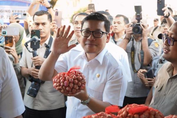 Kepala Badan Pangan Nasional/National Food Agency (NFA)  Arief Prasetyo Adi saat meninjau OP Pangan Murah di Kantor Pos Indonesia Bogor dan Cibinong, Jawa Barat, Kamis (27/2/2025).(foto:NFA) 