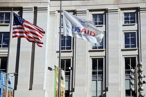 Bendera Amerika dan bendera USAID berkibar di luar gedung USAID di Washington, AS, 1 Februari 2025. REUTERS 