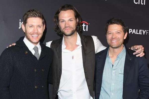 Jensen Ackles (kiri), Jared Padalecki (tengah) dan Misha Collins (kanan) pada tahun 2018. (FOTO: FILMMAGIC) 