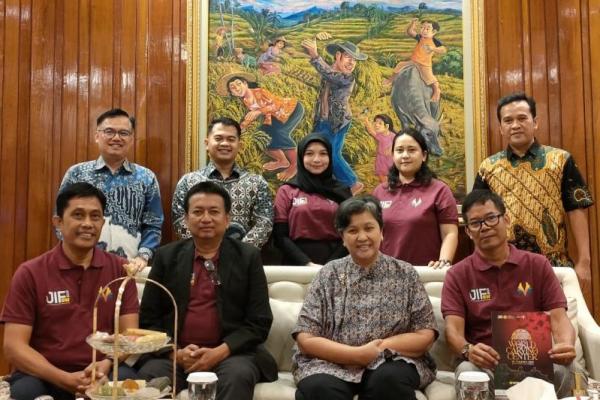 Wakil Ketua MPR RI Lestari Moerdijat (kedua dari kanan depan) saat menerima panitia Jepara Internasional Furniture Buyer Weeks (JIF-BW) 2025 di rumah dinas Wakil Ketua MPR RI di Jalan Denpasar Raya, Jakarta, Rabu (Foto: Humas MPR) 