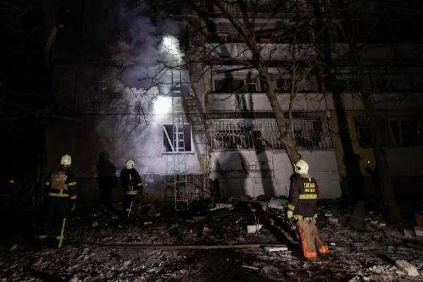 Petugas pemadam kebakaran bekerja di lokasi gedung apartemen yang terkena serangan pesawat nirawak Rusia, di Kharkiv, Ukraina, 26 Februari 2025. REUTERS 