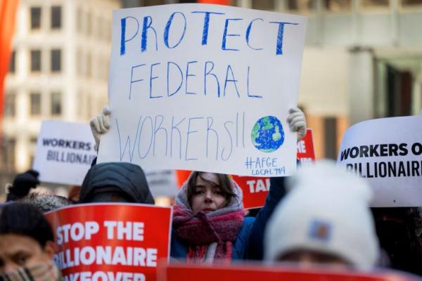 Orang-orang berunjuk rasa mendukung karyawan percobaan Badan Perlindungan Lingkungan yang dipecat, di Federal Plaza di Chicago, Illinois, AS, 18 Februari 2025. REUTERS 