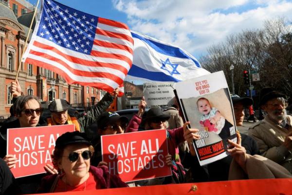 Para pendukung dan keluarga sandera yang ditawan di Gaza berkumpul di depan Gedung Putih, di Washington, AS, 4 Februari 2025. REUTERS 