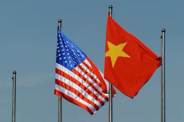 Bendera AS berkibar di samping bendera Vietnam di Hanoi, Vietnam 1 Juni 2015. REUTERS 