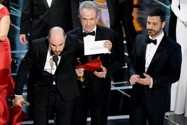 Produser La La Land Jordan Horowitz mengangkat kartu pemenang sambil membacakan pemenang Film Terbaik yang sebenarnya Moonlight bersama aktor Warren Beatty dan pembawa acara Jimmy Kimmel di atas panggung selama Academy Awards Tahunan ke-89 di Hollywood & Highland Center pada tanggal 26 Februari 2017, di Hollywood, California. (FOTO: GETTY IMAGE) 