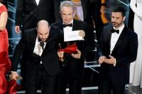 Produser La La Land Jordan Horowitz mengangkat kartu pemenang sambil membacakan pemenang Film Terbaik yang sebenarnya Moonlight bersama aktor Warren Beatty dan pembawa acara Jimmy Kimmel di atas panggung selama Academy Awards Tahunan ke-89 di Hollywood & Highland Center pada tanggal 26 Februari 2017, di Hollywood, California. (FOTO: GETTY IMAGE)